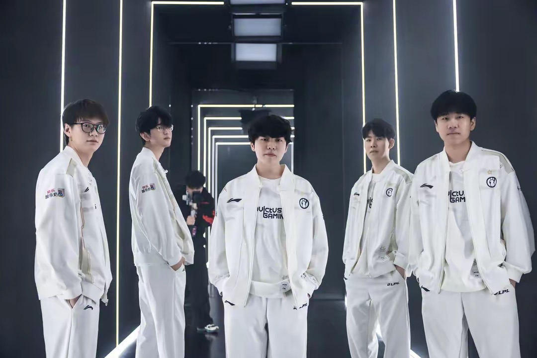 篮球场上挥 篮球场上挥