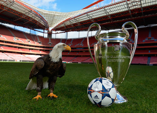 国脚中场精准传球，撕开对手防线