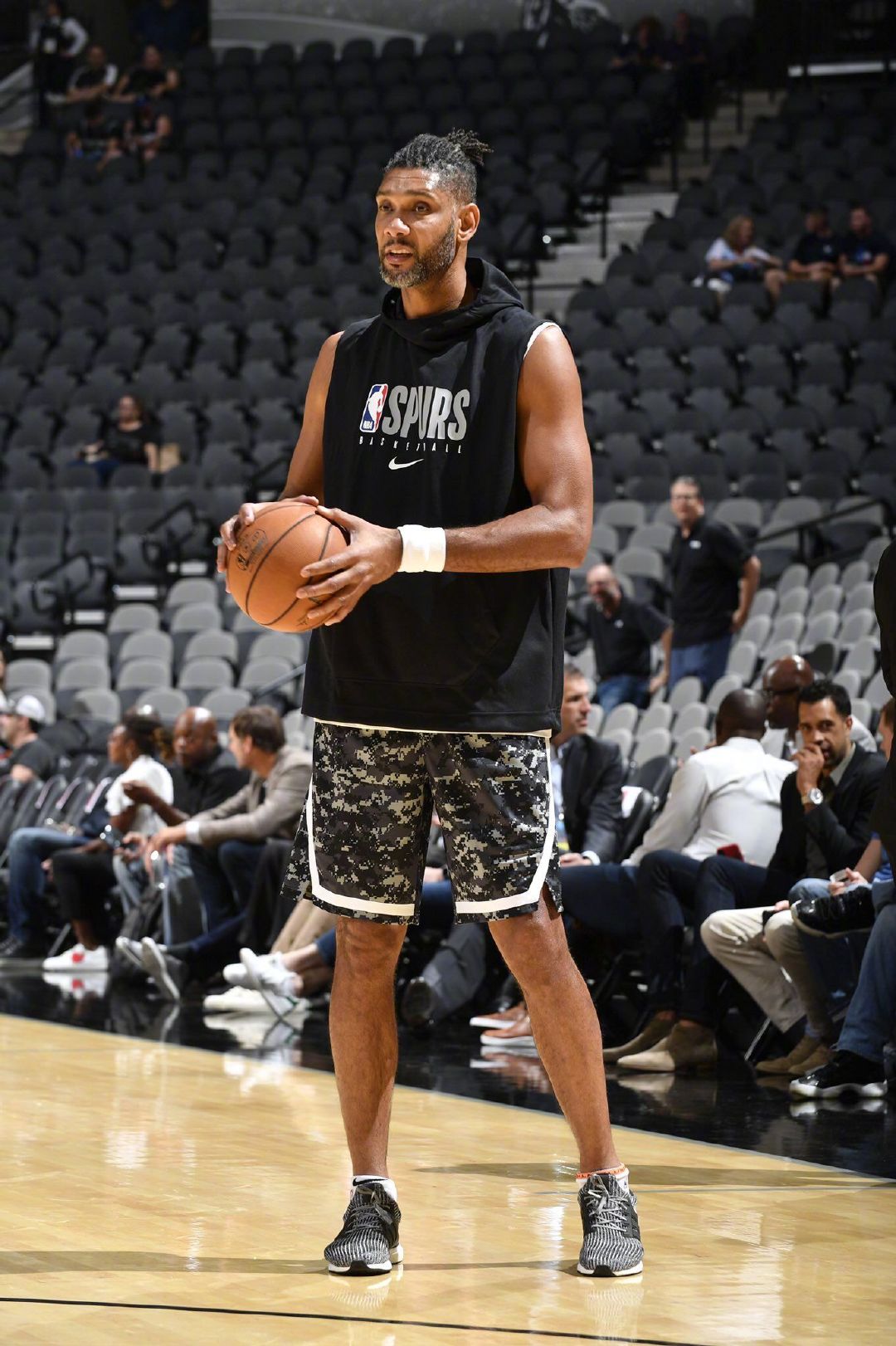 詹眉身边配 詹眉身边配